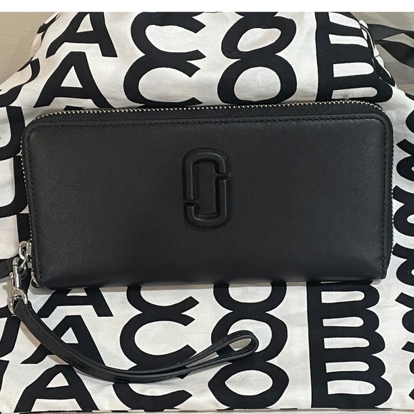 Marc Jacobs Handbags - Marc Jacobs Black Leather Zip-Around Wallet with Wristlet